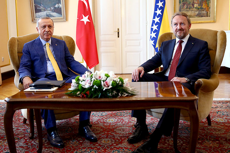 © APA/AFP/Turkish Presidential Press Türkeis Präsident Tayyip Erdogan und Bakir Izetbegovic