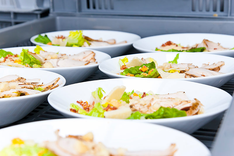 © Getty Images/Wicki58 Lunch Bowl am Förderband