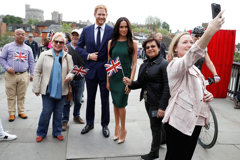 © Reuters/Phil Noble Fans mit Lebensgroßen Puppen von Prinz Harry und Meghan Markle