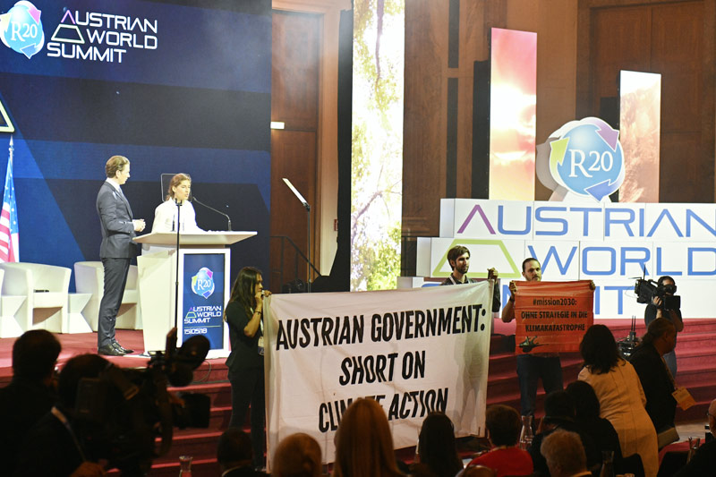 © APA/Hans Punz Bundeskanzler Sebastian Kurz und Umweltschutzaktivisten