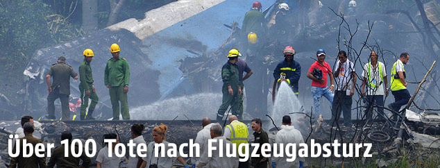 Einsatzkr&auml;fte und Flugzeugteile