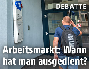 Mann vor dem AMS