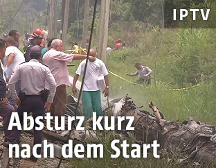 Flugzeugteile und Rettungskräfte