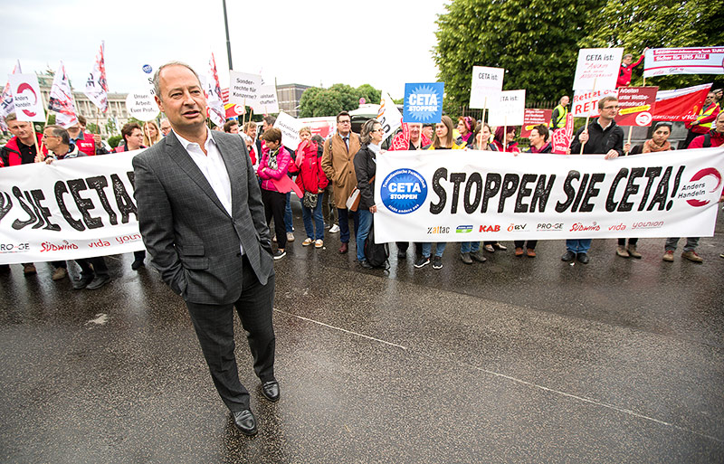 © APA/Georg Hochmuth SPÖ-Klubchef Schieder während einer Protestaktion gegen den Beschluss des Freihandelsabkommens CETA