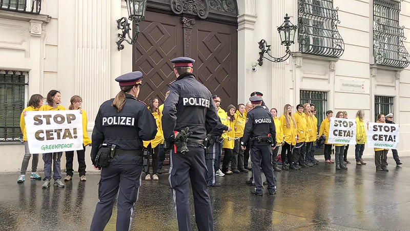© Greenpeace/Mathias Neumayr Greenpeace-Aktivisten versperren den Eingang zum Bundeskanzleramt