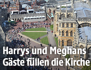 Hochzeitsgäste vor der Kirche