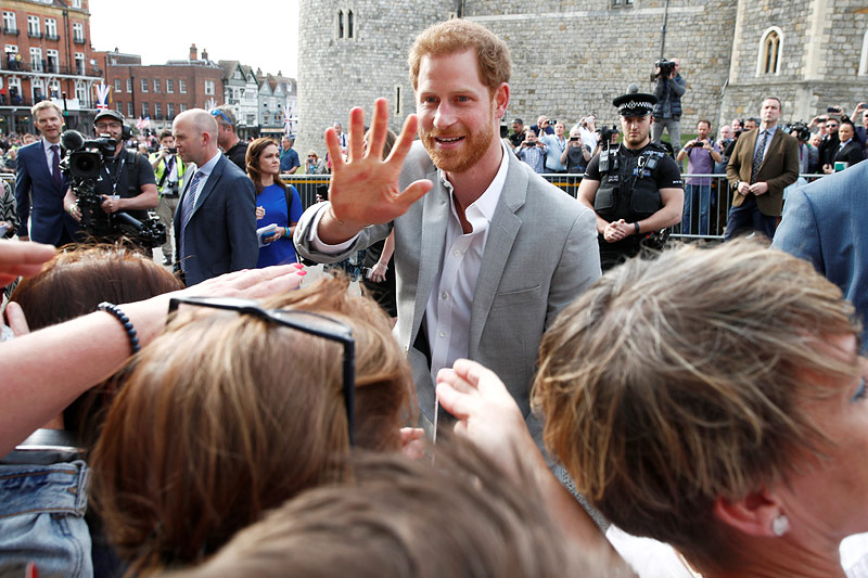 © Reuters/Damir Sagolj Prince Harry begrüßt Fans