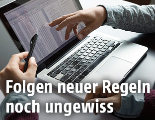 Menschen deuten auf Laptopbildschirm