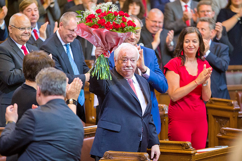 Michael Häupl mit Blumenstrauß