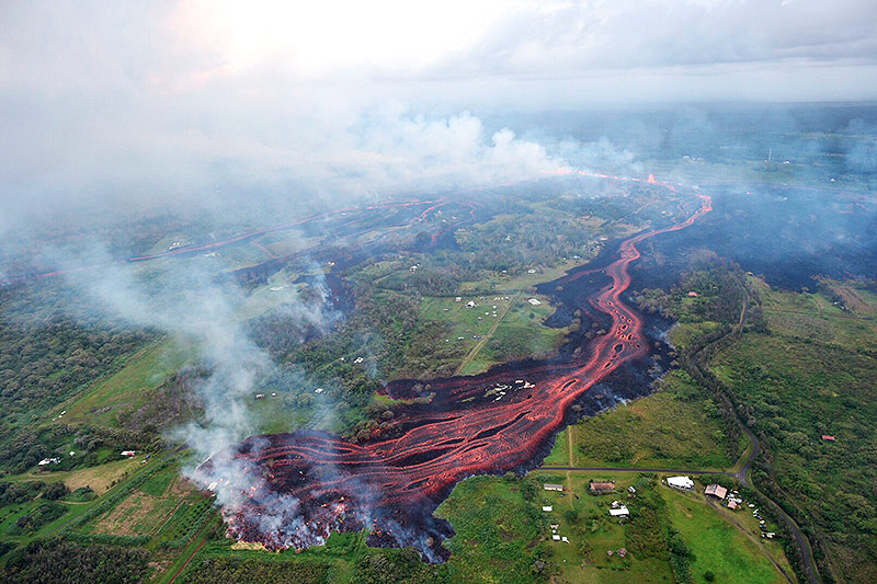 © AP/U.S. Geological Survey Lavastrom zieht sich durch bewohntes Gebiet nahe Pahoa, Hawaii