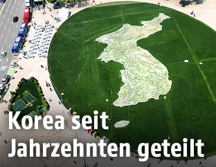 Karte von Nord- und Südkorea auf einer Wiese