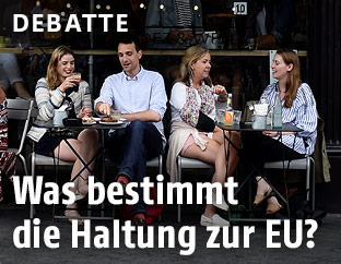 Junge Menschen sitzen in einem Cafe