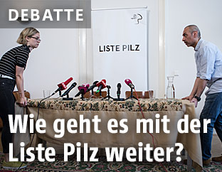 Mitarbeiter der Liste Pilz rücken einen Tisch zurecht