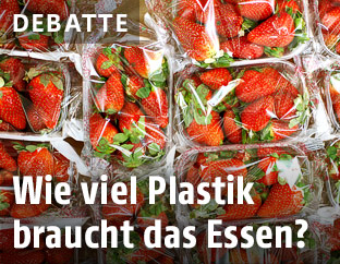In Plastik verpackte Erdbeeren