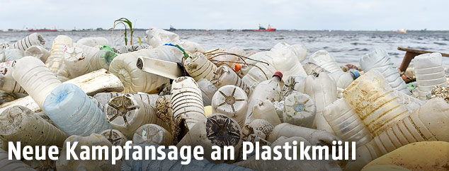 Ein Haufen Plastikflaschen an einem Strand