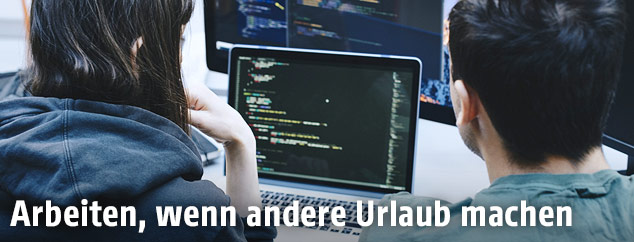Mädchen vor einem Computer mit Code-Zeilen