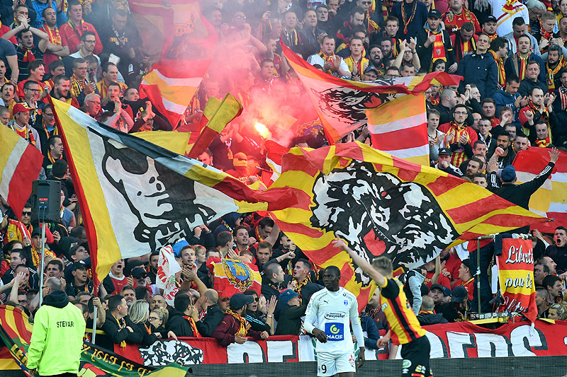 Fans des FC Lens mit Fahnen und bengalischem Feuer