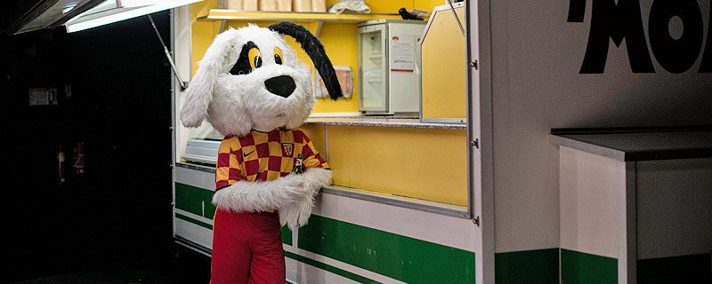 Maskottchen des FC Lens an einem Würstelstand