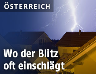 Blitz schl&auml;gt in ein Haus ein