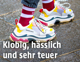 Nahaufnahme der Balenciaga Triple S Sneakers