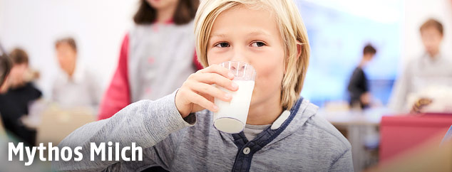 Volksschulkind trinkt Milch