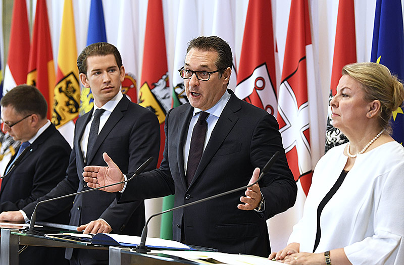 ÖVP-Klubobmann August Wöginger, Bundeskanzler Sebastian Kurz, Vizekanzler Heinz Christian Strache und Sozialministerin Beate Hartinger während einer Pressekonferenz