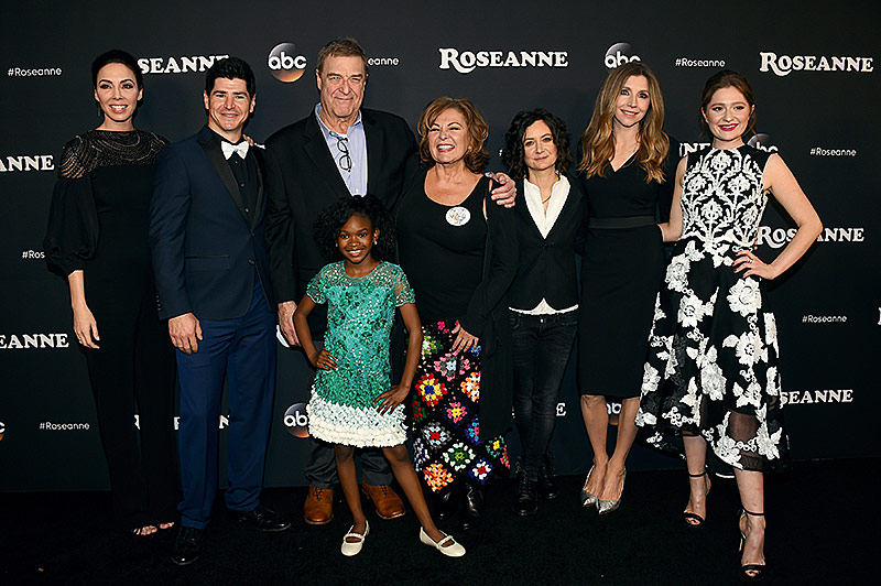 © AP/Invision/Jordan Strauss Roseanne Barr, Sara Gilbert und andere auf einem Gruppenfoto