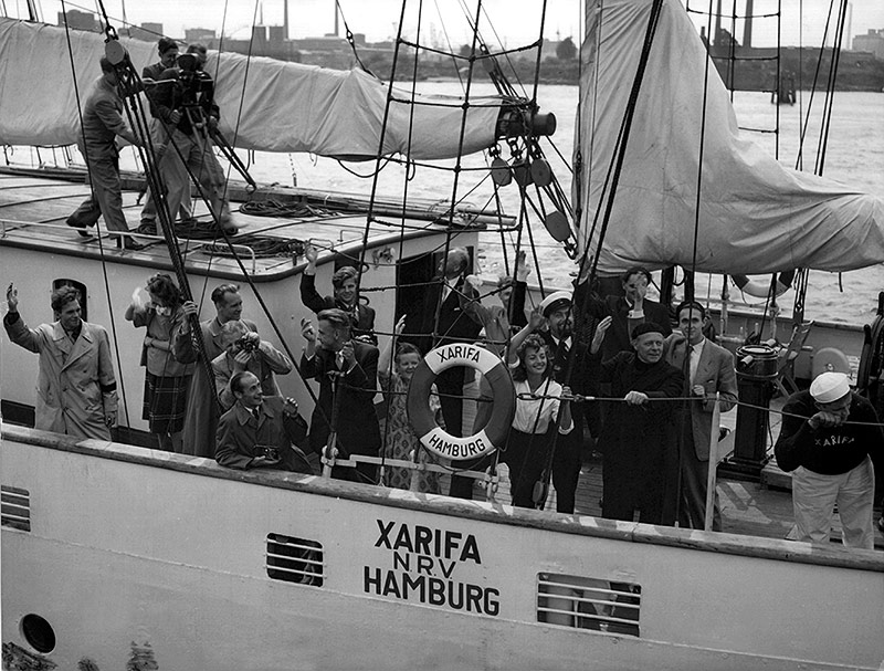 © picturedesk.com/dpa/Helmut Zindler Der österreichische Forscher Hans Hass startet zusammen mit Irenäus Eibl- Eibesfeldt 1953 mit dem Dreimastaschoner "Xarifa" von Hamburg aus zu einer Expedition in die Karibik.