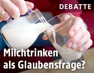 Person schenkt sich ein Glas Milch ein