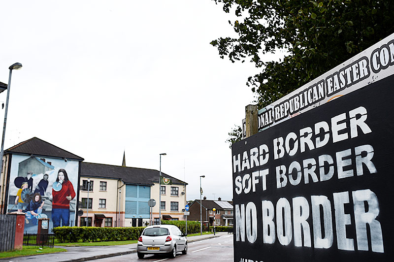 Schild im Grenzbereich Nordirland und Irland