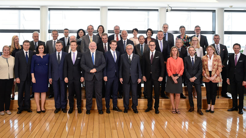 © APA/AFP/Romain Tarlet Die Regierung mit Delegationsmitgliedern und Kommissionspräsident Juncker