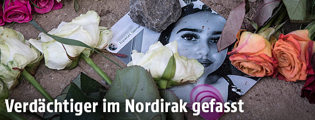 Foto der Ermordeten im Blumenmeer