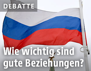 Russische Flagge weht im Wind
