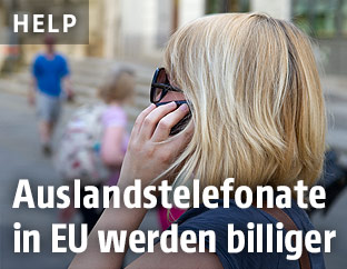 Frau telefoniert mit einem Handy