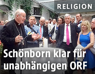 Kardinal Sch&ouml;nborn w&auml;hrend einer Ansprache