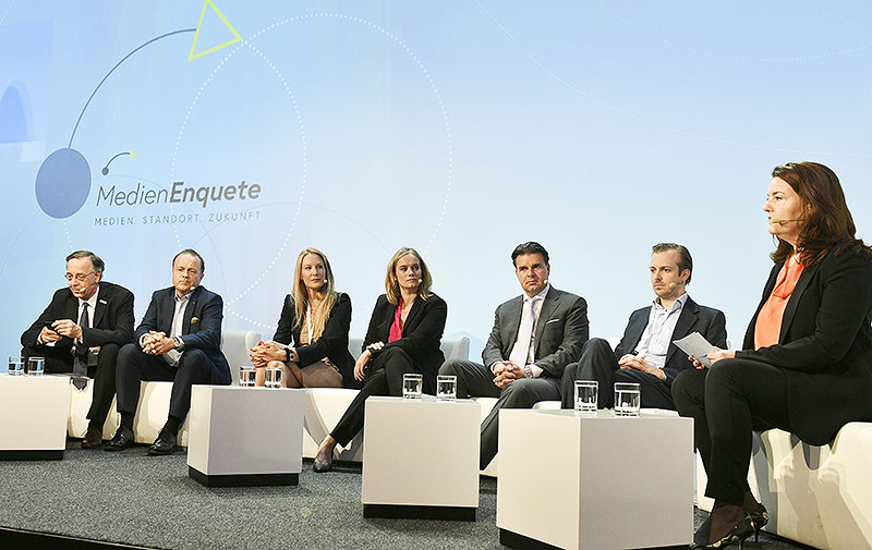 © APA/Hans Punz Theodor Thanner (Bundeswettbewerbsbehörde), Thomas Prantner (ORF), Eva Dichand (Heute), Corinna Milborn (Puls4), Gerald Grünberg (VÖZ), Niki Fellner (oe24), Moderatorin Eva Weissenberger