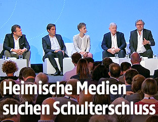 Diskussionsrunde mit Markus Breitenecker (ProSiebenSat.1 PULS4), Ladina Heimgartner (SRG), Rainer Nowak (Die Presse), Armin Thurnher (Falter) und Alexander Wrabetz (ORF)