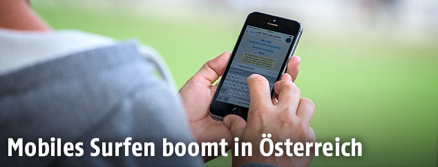 Frau mit einem Handy