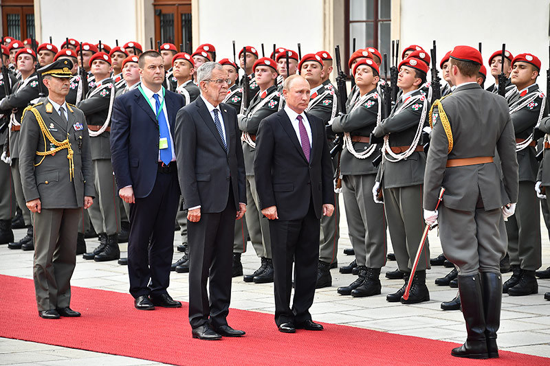 © APA/AFP/Joe Klamar Der russische Präsident Wladimir Putin und Bundespräsident Alexander Van der Bellen