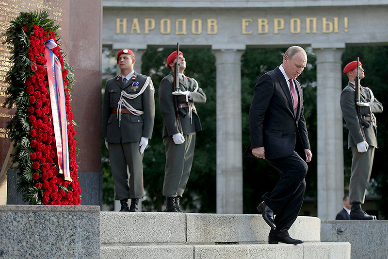 © APA/Georg Hochmuth Russlands Präsident Wladimir Putin bei der Kranzniederlegung vor dem Denkmal der Roten Armee am Wiener Schwarzenbergplatz