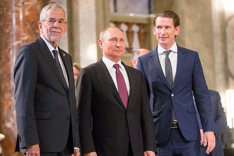 © APA/Georg Hochmuth Bundespräsident Alexander Van der Bellen, Russlands Präsident Wladimir Putin und Bundeskanzler Sebastian Kurz im Foyer des Kunsthistorischen Museums