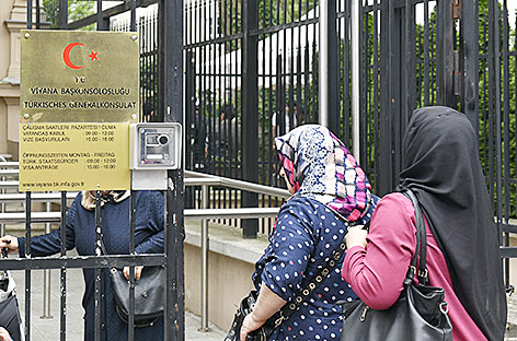 Personen in Wien auf dem Weg zur Stimmabgabe für Wahlen in der Türkei