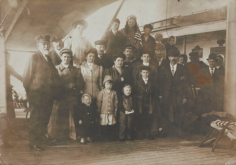 © Deutsches Historisches Museum, Berlin Richard Fleischhut, Auswanderer an Bord des Hochseepassagierdampfers Bremen II, 1909