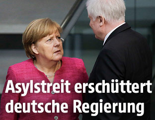 Bundeskanzlerin Angela Merkel (CDU) spricht mit Horst Seehofer (CSU)