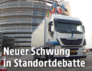 Lkw vor Europäischem Parlament in Straßburg