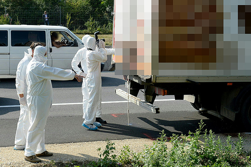 © APA/Roland Schlager Ermittler vor dem betroffenen Lastwagen auf der A4 bei Parndorf