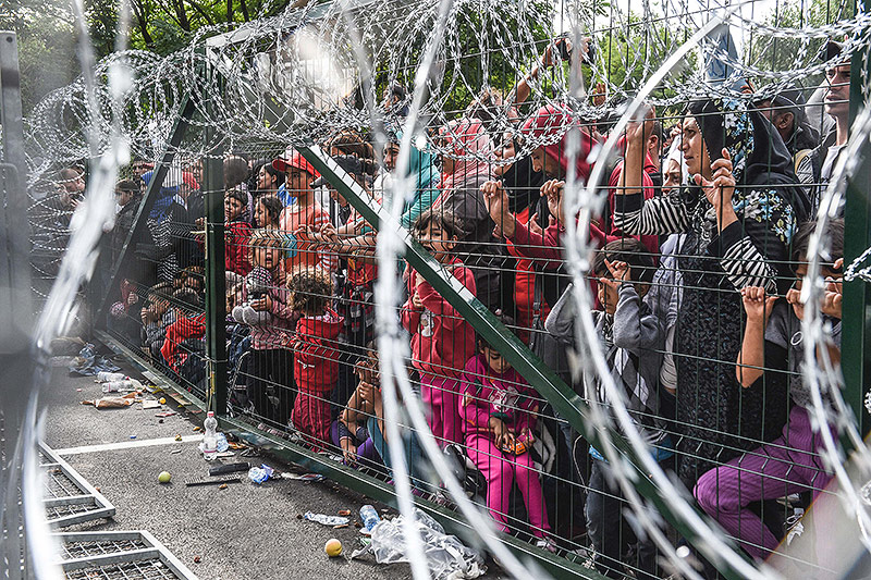 © APA/AFP/Armend Nimani Hunderte Flüchtlinge hinter einem Zaun