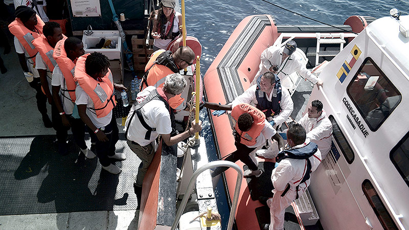 © APA/AP/SOS Mediterranee/Kenny Karpov Flüchtlinge werden von der "Aquarius" auf ein Schiff der italienischen Küstenwache transferiert