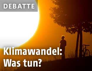Mann blickt in den Sonnenuntergang