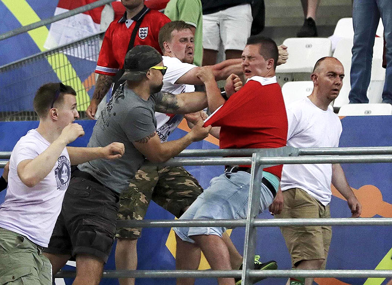 © AP/Thanassis Stavrakis Ein englischer Fan wird von russischen Fans attackiert